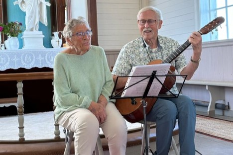 Milda og Erling synger i kirken.