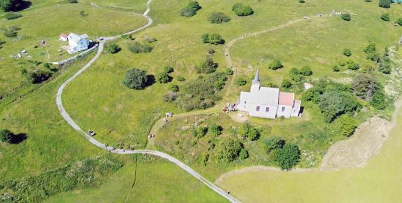 Folk på vei fra kirke til Hagen og til Hundtuva.